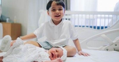 9 Potret Kebersamaan Arrasya Adik Baby Shafa, Kakak Siaga