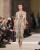 2. Shalom Harlow memakai gaun berkepala macan tutul