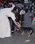 5. Julian Mirriam berpose seekor anjing tengah foto pre-wedding