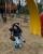 6. Foto keseruan Baby Izz saat bermain ayunan