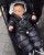 2. Karena cuaca dingin, Baby Izz mengenakan jaket super tebal