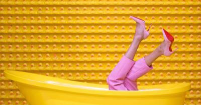 5 Cara Membersihkan Sepatu Berbahan Suede