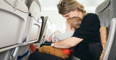 5 Tips Dokter untuk Meredakan Sakit Telinga Anak di Pesawat
