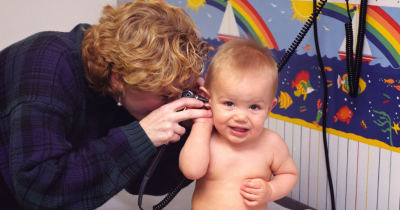 Bayi Suka Menarik Telinga, Apakah Normal