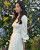 1. Song Hye Kyo mengenakan gaun panjang berwarna putih tampak begitu elegan